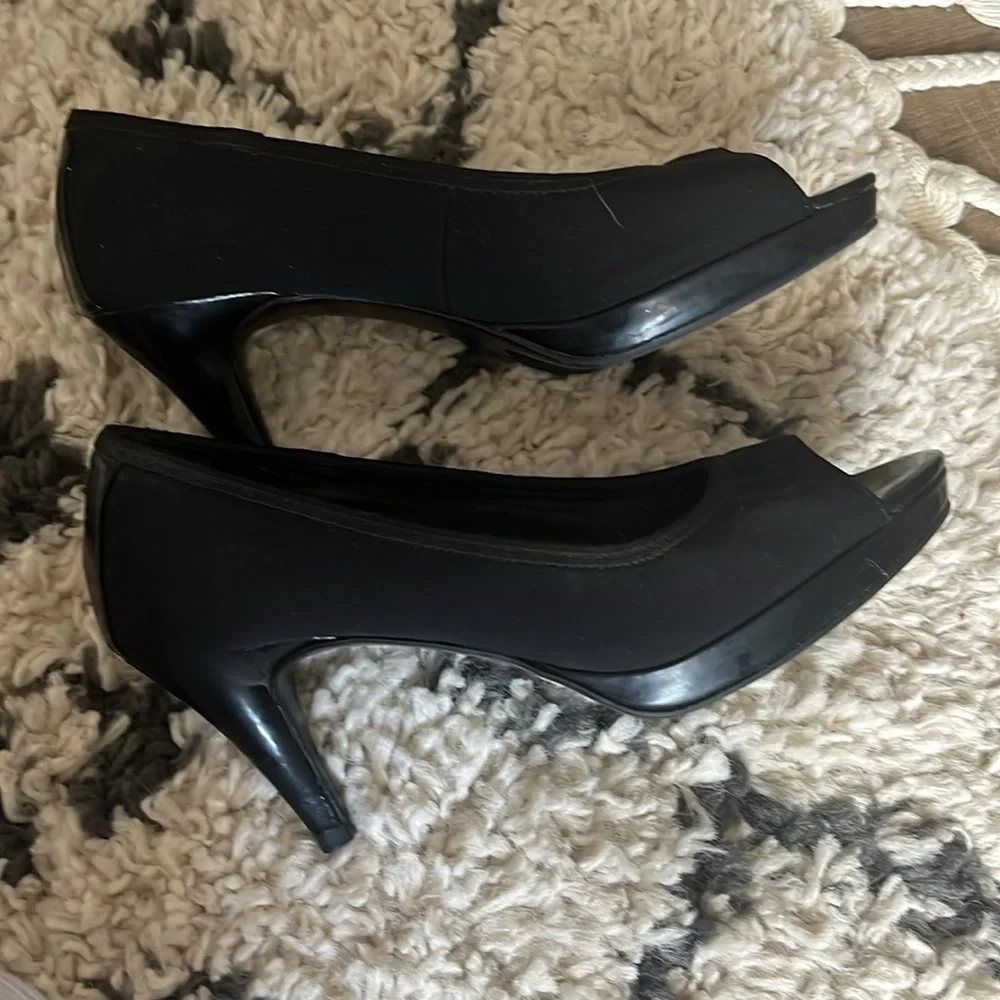 Women’s Bandolino 6.5 black peep toe 3” heel. Silky feel cloth and patent. GUC